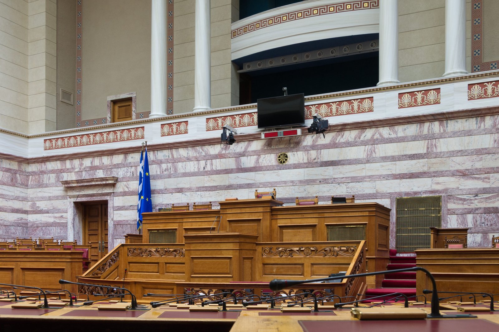 Κατάργηση ασυλίας πολιτικών: 1,3 εκατ. υπογραφές κατέθεσε η Μαρία Καρυστιανού [Βίντεο]