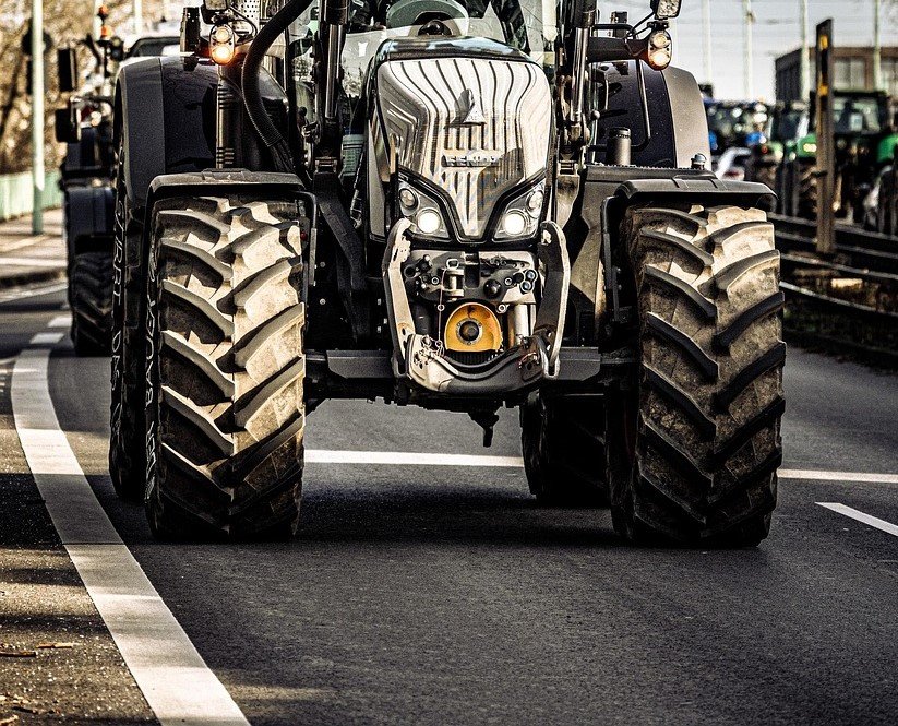 Αγρότες της Εύβοιας άνοιξαν τα διόδια των Αφιδνών – Ελεύθερη η διέλευση των οχημάτων